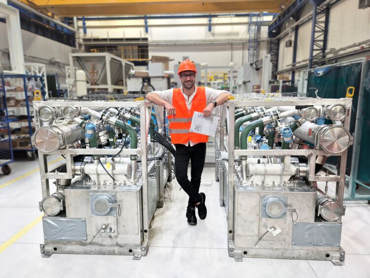 Hystar PEM-Elektrolyseur-Stacks in der Fertigung. Die Stack-Technologie bildet das Herzstück der Wasserstoffproduktion und zeichnet sich durch hohe Effizienz sowie eine kompakte Bauweise aus.