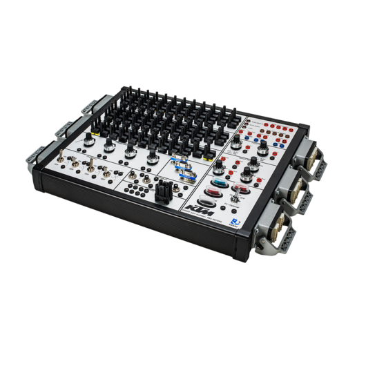 Flache Breakout-Box mit jeweils drei vielpoligen Stecker rechts und links. Auf dem Deckel sind diverse Klinkensteckerbuchsen, Potentiometer, Schalter, D-Sub-Buchsen und weitere Buchsen zu sehen.